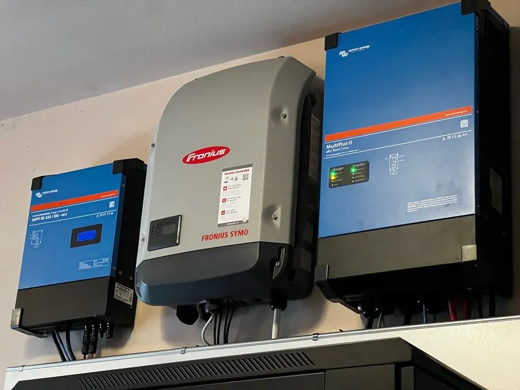 Falownik Fronius Symo oraz urządzenia Victron Energy zamontowane na ścianie pomieszczenia technicznego